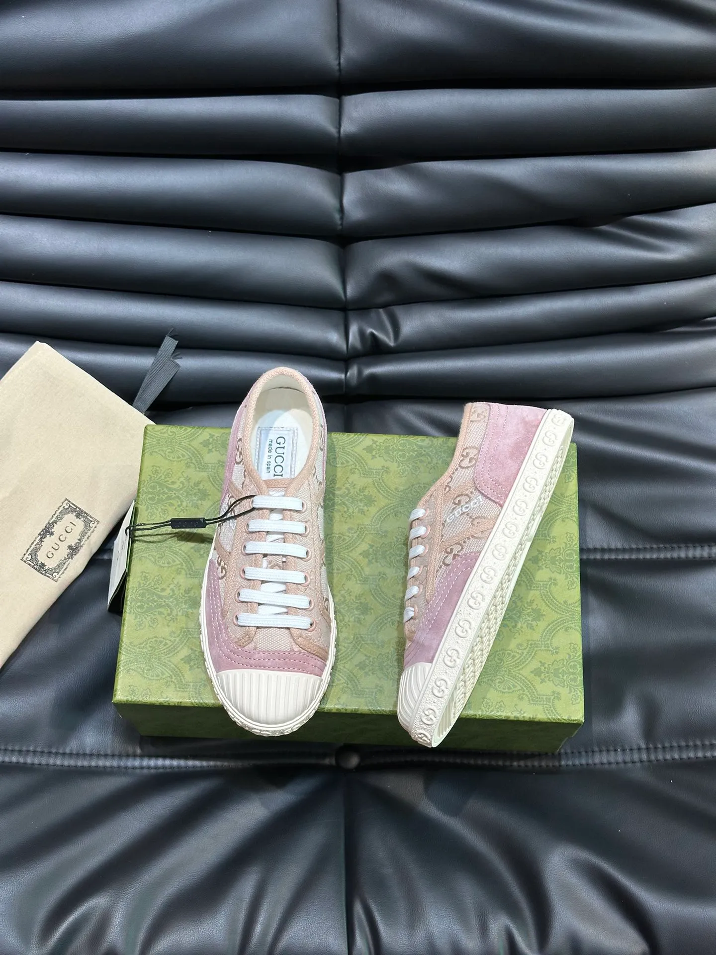 Men's shoes 💰p380 "GUCC*" Couple style 👫 lace-up canvas sneakers, crafted from light blue GG denim fabric, showing uniqueness. Classic details such as the GG printed embossed outsole, interlocking G and "Gucci" embroidery add to the glamorous style. Privately-made T men's shoes 💰pU original outsole, with exquisite details, impeccable fit, and a flat toe that has a retro feel! Customized canvas, classic double G logo, and the spring and summer color combinations are also very interesting! Size: Female 35-39. Male 38-44